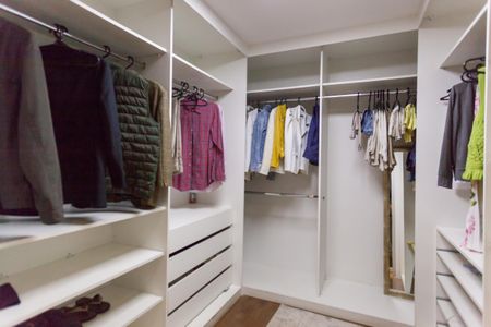 Apartamento à venda com 200m², 4 quartos e 4 vagas Apartamento à venda com 200m², 4 quartos e 4 vagasCloset Suíte 2