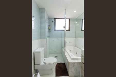 Apartamento à venda com 200m², 4 quartos e 4 vagas Apartamento à venda com 200m², 4 quartos e 4 vagasBanheiro da Suíte 2