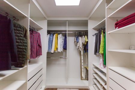 Apartamento à venda com 200m², 4 quartos e 4 vagas Apartamento à venda com 200m², 4 quartos e 4 vagasCloset Suíte 2