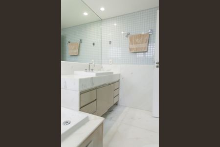 Apartamento à venda com 200m², 4 quartos e 4 vagas Apartamento à venda com 200m², 4 quartos e 4 vagasBanheiro da Suíte 2