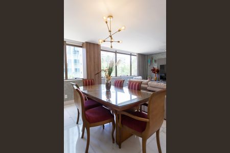 Apartamento à venda com 200m², 4 quartos e 4 vagas Apartamento à venda com 200m², 4 quartos e 4 vagasSala