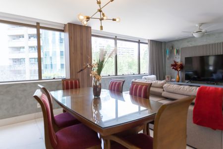 Apartamento à venda com 200m², 4 quartos e 4 vagas Apartamento à venda com 200m², 4 quartos e 4 vagasSala