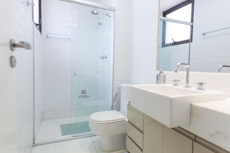 Apartamento à venda com 200m², 4 quartos e 4 vagas Apartamento à venda com 200m², 4 quartos e 4 vagasBanheiro da Suíte 1