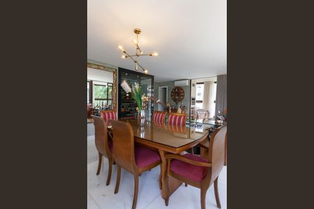 Apartamento à venda com 200m², 4 quartos e 4 vagas Apartamento à venda com 200m², 4 quartos e 4 vagasSala