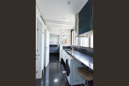 Apartamento à venda com 200m², 4 quartos e 4 vagas Apartamento à venda com 200m², 4 quartos e 4 vagasÁrea de Serviço