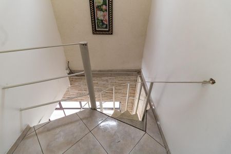 Casa à venda com 220m², 3 quartos e 2 vagas Casa à venda com 220m², 3 quartos e 2 vagasEscada