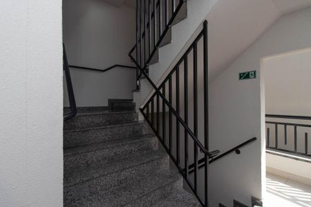 Apartamento à venda com 44m², 2 quartos e 1 vaga Apartamento à venda com 44m², 2 quartos e 1 vagaEscada