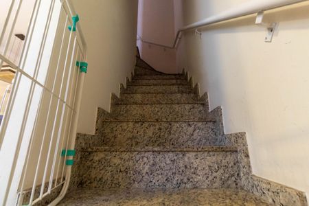 Casa de condomínio à venda com 60m², 2 quartos e 2 vagas Casa de condomínio à venda com 60m², 2 quartos e 2 vagasEscada