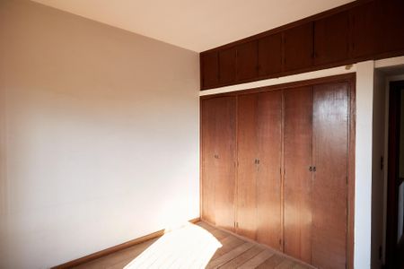 Casa à venda com 333m², 5 quartos e 3 vagas Casa à venda com 333m², 5 quartos e 3 vagasQuarto 4