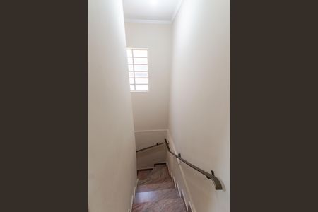 Casa à venda com 250m², 4 quartos e 3 vagas Casa à venda com 250m², 4 quartos e 3 vagasEscada
