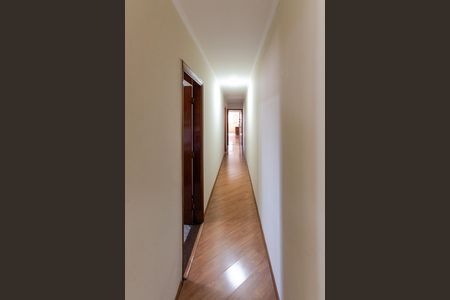 Casa à venda com 250m², 4 quartos e 3 vagas Casa à venda com 250m², 4 quartos e 3 vagasCorredor