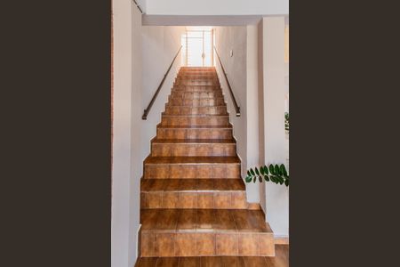 Casa à venda com 250m², 4 quartos e 3 vagas Casa à venda com 250m², 4 quartos e 3 vagasEscada