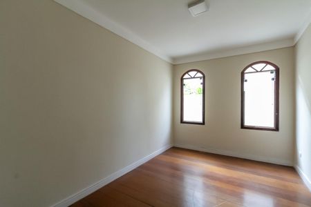 Casa à venda com 357m², 4 quartos e 6 vagas Casa à venda com 357m², 4 quartos e 6 vagasSala de Tv