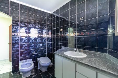 Casa à venda com 357m², 4 quartos e 6 vagas Casa à venda com 357m², 4 quartos e 6 vagasBanheiro da Suíte 1