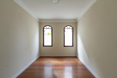 Casa à venda com 357m², 4 quartos e 6 vagas Casa à venda com 357m², 4 quartos e 6 vagasSala de Tv