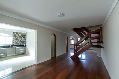 Casa à venda com 357m², 4 quartos e 6 vagas Casa à venda com 357m², 4 quartos e 6 vagasSala de Jantar