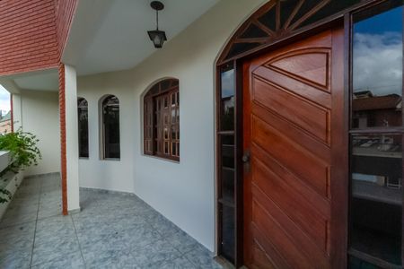 Casa à venda com 357m², 4 quartos e 6 vagas Casa à venda com 357m², 4 quartos e 6 vagasEntrada