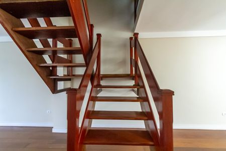 Casa à venda com 357m², 4 quartos e 6 vagas Casa à venda com 357m², 4 quartos e 6 vagasEscada