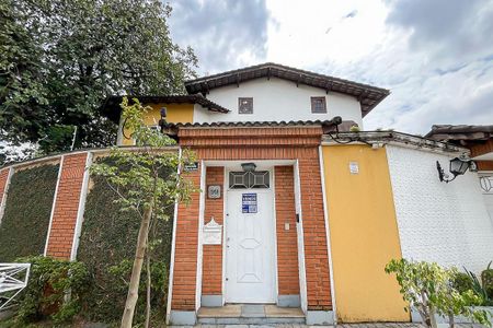 Casa à venda com 585m², 4 quartos e 10 vagasFachada + plaquinha