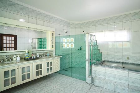 Casa à venda com 585m², 4 quartos e 10 vagasBanheiro da suíte 1