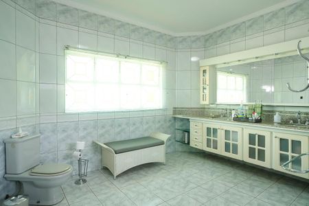 Casa à venda com 585m², 4 quartos e 10 vagasBanheiro da suíte 1