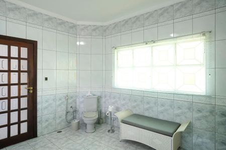 Casa à venda com 585m², 4 quartos e 10 vagasBanheiro da suíte 1