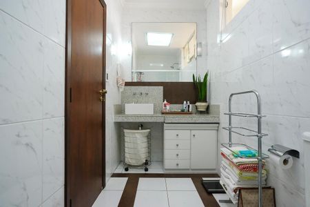 Casa à venda com 585m², 4 quartos e 10 vagasBanheiro da suíte 2