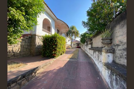 Casa à venda com 1147m², 4 quartos e 7 vagas Casa à venda com 1147m², 4 quartos e 7 vagasEntrada