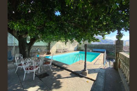 Casa à venda com 1147m², 4 quartos e 7 vagas Casa à venda com 1147m², 4 quartos e 7 vagasPiscina