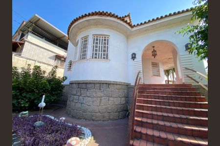 Casa à venda com 1147m², 4 quartos e 7 vagas Casa à venda com 1147m², 4 quartos e 7 vagasFachada