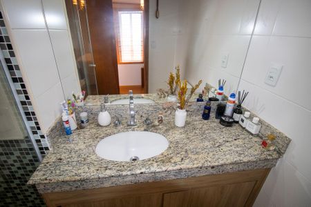 Apartamento à venda com 150m², 4 quartos e 2 vagas Apartamento à venda com 150m², 4 quartos e 2 vagasBanheiro da Suíte