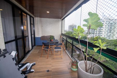 Apartamento à venda com 150m², 4 quartos e 2 vagas Apartamento à venda com 150m², 4 quartos e 2 vagasVaranda