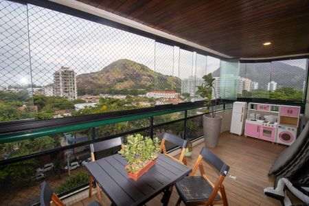 Apartamento à venda com 150m², 4 quartos e 2 vagas Apartamento à venda com 150m², 4 quartos e 2 vagasVaranda