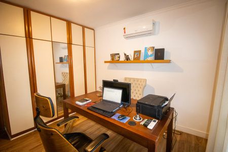 Apartamento à venda com 150m², 4 quartos e 2 vagas Apartamento à venda com 150m², 4 quartos e 2 vagasEscritório