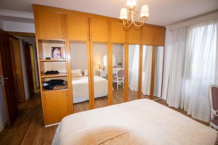 Apartamento à venda com 150m², 4 quartos e 2 vagas Apartamento à venda com 150m², 4 quartos e 2 vagasSuíte