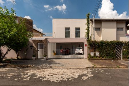 Casa à venda com 300m², 3 quartos e 4 vagasFachada