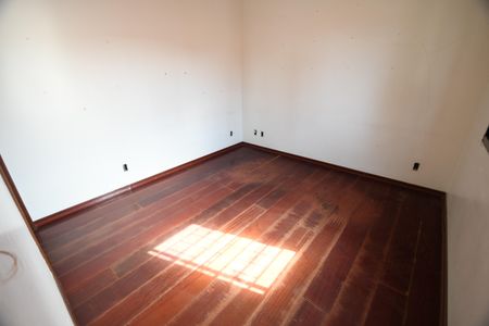 Casa à venda com 480m², 4 quartos e 5 vagasQuarto Suíte 2