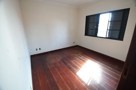 Casa à venda com 480m², 4 quartos e 5 vagasQuarto Suíte 2