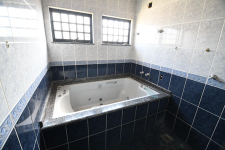 Casa à venda com 480m², 4 quartos e 5 vagasBanheiro 1