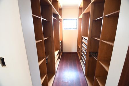 Casa à venda com 480m², 4 quartos e 5 vagasQuarto Suíte 4