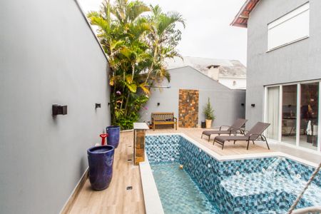 Casa de condomínio à venda com 300m², 4 quartos e 4 vagas Casa de condomínio à venda com 300m², 4 quartos e 4 vagasPiscina
