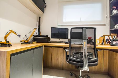 Casa de condomínio à venda com 300m², 4 quartos e 4 vagas Casa de condomínio à venda com 300m², 4 quartos e 4 vagasEscritório