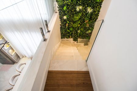 Casa de condomínio à venda com 300m², 4 quartos e 4 vagas Casa de condomínio à venda com 300m², 4 quartos e 4 vagasEscada