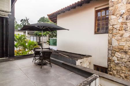 Casa de condomínio à venda com 300m², 4 quartos e 4 vagas Casa de condomínio à venda com 300m², 4 quartos e 4 vagasVaranda