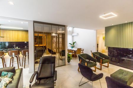 Casa de condomínio à venda com 300m², 4 quartos e 4 vagas Casa de condomínio à venda com 300m², 4 quartos e 4 vagasSala