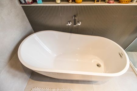 Casa de condomínio à venda com 300m², 4 quartos e 4 vagas Casa de condomínio à venda com 300m², 4 quartos e 4 vagasBanheiro da Suíte