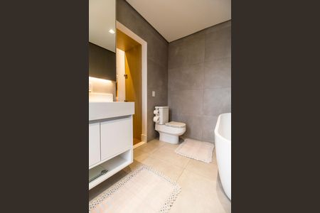 Casa de condomínio à venda com 300m², 4 quartos e 4 vagas Casa de condomínio à venda com 300m², 4 quartos e 4 vagasBanheiro da Suíte