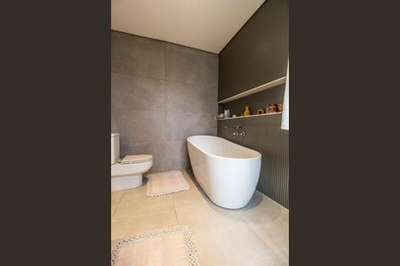 Casa de condomínio à venda com 300m², 4 quartos e 4 vagas Casa de condomínio à venda com 300m², 4 quartos e 4 vagasBanheiro da Suíte