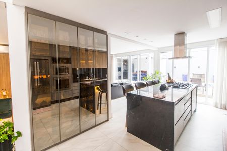 Casa de condomínio à venda com 300m², 4 quartos e 4 vagas Casa de condomínio à venda com 300m², 4 quartos e 4 vagasCozinha