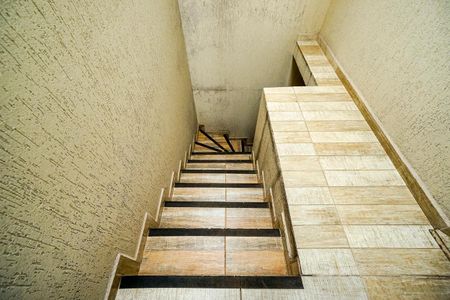 Casa de condomínio à venda com 90m², 2 quartos e 1 vagaEscada de entrada